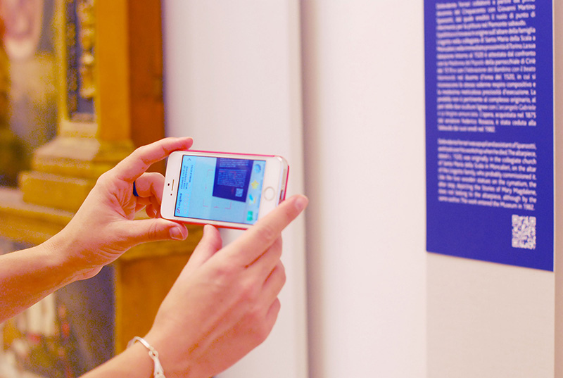 Cellulare inquadra QRcode di un pannello museale_Servizi di comunicazione organizzati da Brigata Cultura - Stefania Bonino