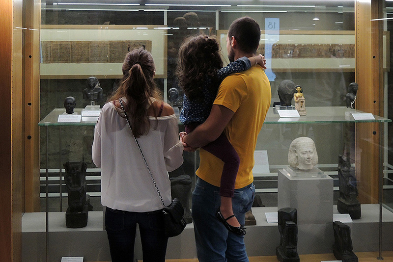 Famiglia che osserva bacheca in un museo_Servizi turistici organizzati da Brigata Cultura - Stefania Bonino
